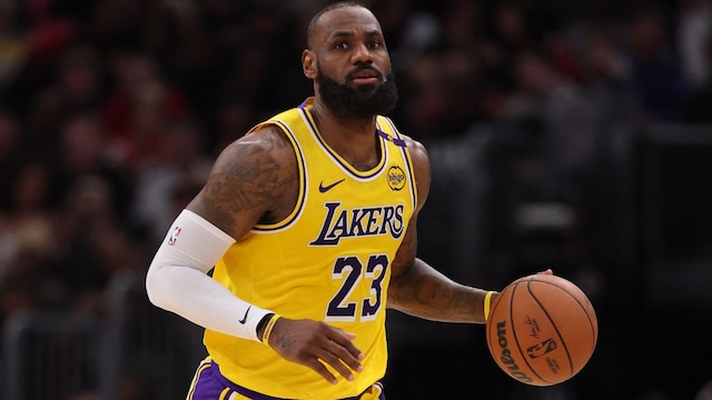 LeBron James is reportedly set to stay with the Lakers (AFP)