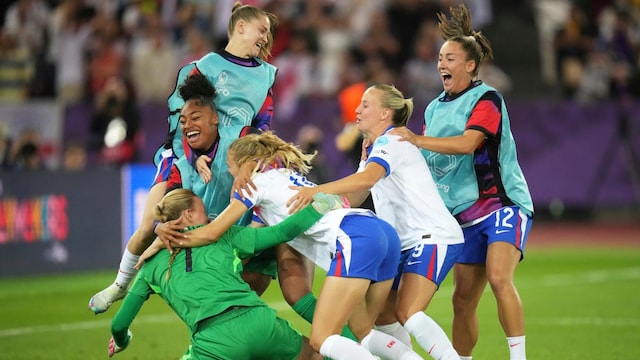 England players run to England goalkeeper Hannah Hampton celebrating after winning a penalty shootout at the end of the Women's Euro 2025 quarterfinals soccer match between Sweden and England at Stadion Letzigrund in Zurich, Switzerland, Thursday, July 17, 2025. (AP Photo/Alessandra Tarantino)