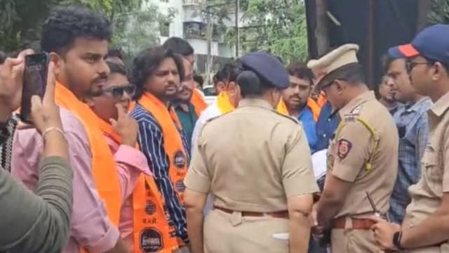 Several MNS workers protest against Nagpur bank amid row over Hindi language in the state.  (X)
