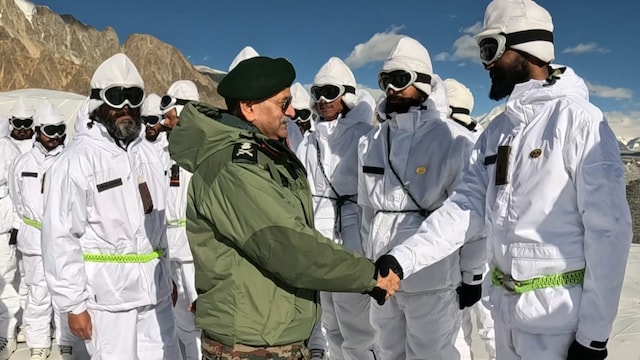 General Upendra Dwivedi, COAS visited a forward post in Siachen, the world’s highest battlefield. (X)