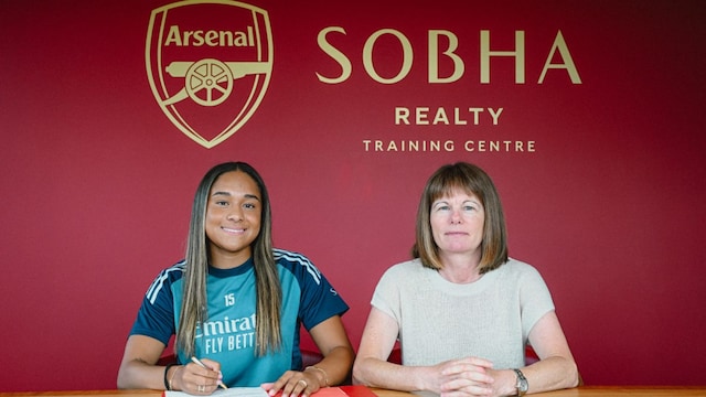 Olivia Smith signing for Arsenal (X)