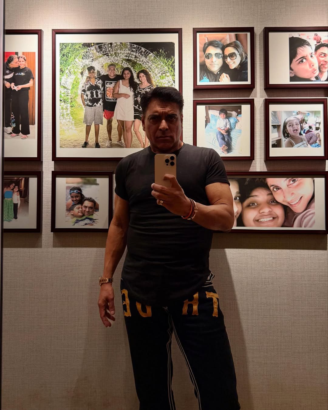 फिल्म निर्माता और कोरियोग्राफर फराह खान द्वारा एक नए व्लॉग में, राम कपूर ने खुलासा किया कि उनका फिटनेस परिवर्तन कैरियर के लक्ष्यों से नहीं संचालित था, लेकिन एक व्यक्तिगत वादे से जो उन्होंने खुद के लिए किया था - उस समय तक आकार में आने के लिए जब वह 50 वर्ष के हो गए। (छवि: इंस्टाग्राम)