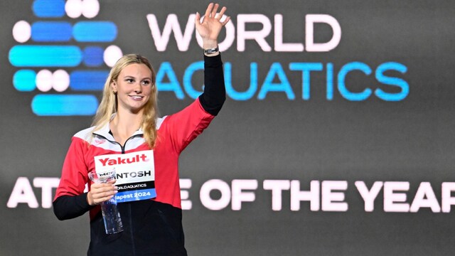 Summer Mcintosh holds a trophy for the Athlete of the Year at the World Short Course Swimming Championships in Budapest, Hungary, on Dec. 15, 2024. (AP Photo/Denes Erdos)