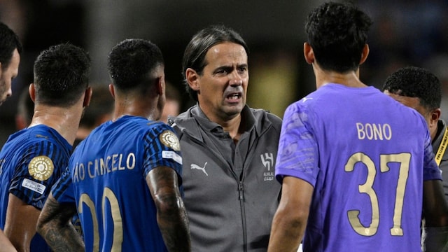 Al-Hilal's coach Simone Inzaghi (C). (AP)