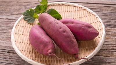 To spot fake sweet potatoes at home: check for unusually bright colours, perform a water test, observe colour changes when boiling, and avoid bitter-tasting or overly polished sweet potatoes. 