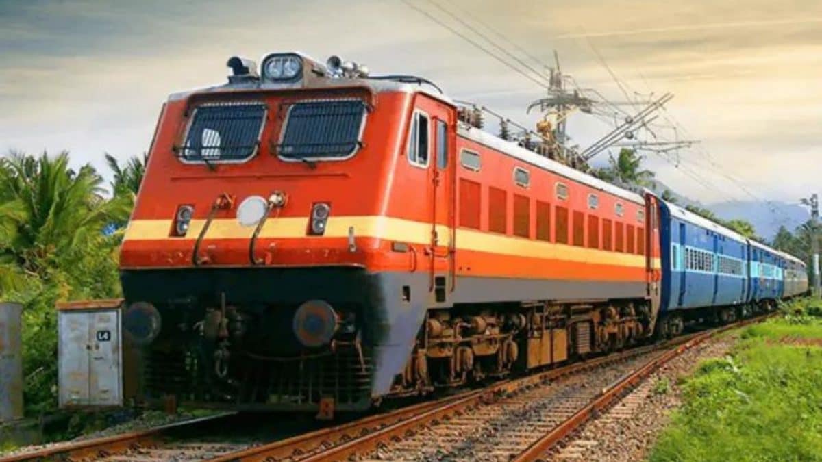 Union Minister Ashwini Vaishnaw Flags off Jodhpur Train At Kacheguda Railway Station In Hyderabad | Auto News