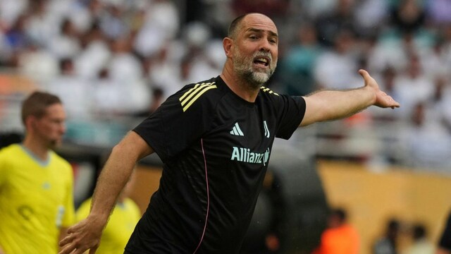 Juventus manager Igor Tudor gestures during the Club World Cup round of 16 soccer match between Real Madrid and Juventus in Miami Gardens, Fla., Tuesday, July 1, 2025. (AP Photo/Lynne Sladky)


