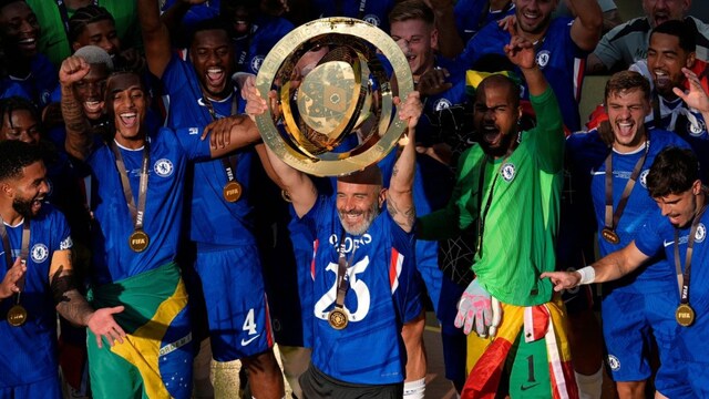 Chelsea coach Enzo Maresca lifts the trophy after the Club World Cup final soccer match between Chelsea and PSG in East Rutherford, N.J., Sunday, July 13, 2025. (AP Photo/Pamela Smith)
