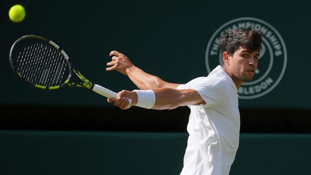 Carlos Alcaraz of Spain returns to Italy's Jannik Sinner in the men's singles final at the Wimbledon Tennis Championships in London, Sunday, July 13, 2025. (AP Photo/Kin Cheung)
