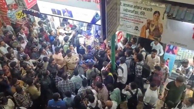 A youth was assaulted by the owner and staff of a mobile shop near Thane Railway Station following a dispute over a recharge delay. (Screengrab of viral video)