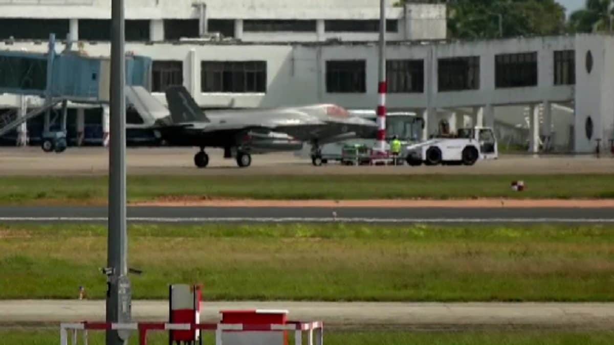 UK Engineers In Kerala To Repair Stranded British Royal Navy F-35 ...