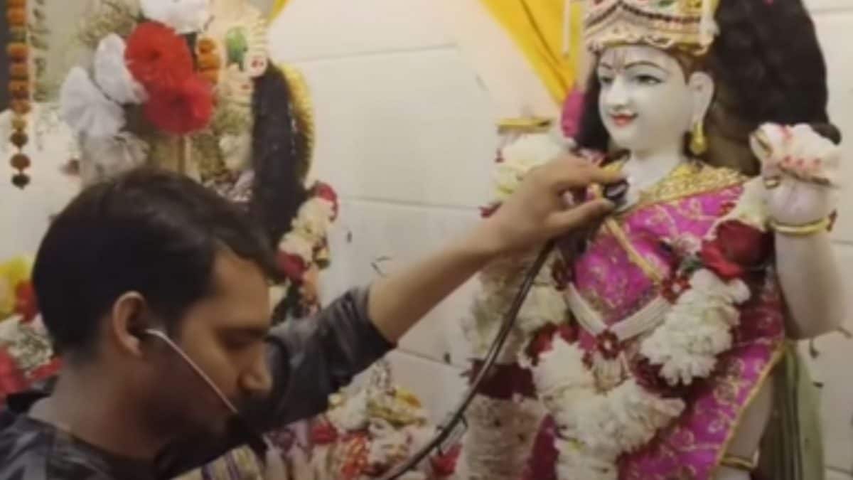 Doctor Checks Idol 'Heartbeat', Draws Shock and Jokes Online