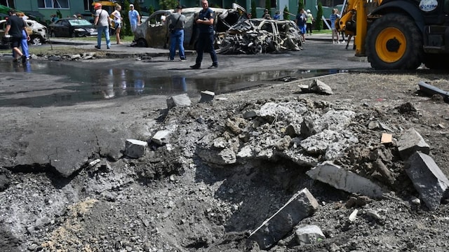 Ukrainian law enforcement officers work at the site of an aerial attack in Kharkiv on July 24, 2025, amid the Russian invasion of Ukraine.  (File Pic/AFP)