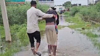 The deceased was carried by a resident with a part of the body on his shoulder and the rest dragging on the ground. (News18 Hindi)