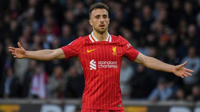 Liverpool's Diogo Jota gestures during the English Premier League soccer match between Wolverhampton Wanderers and Liverpool at the Molineux Stadium in Wolverhampton, England, Saturday, Sept. 28, 2024. (AP Photo/Rui Vieira)