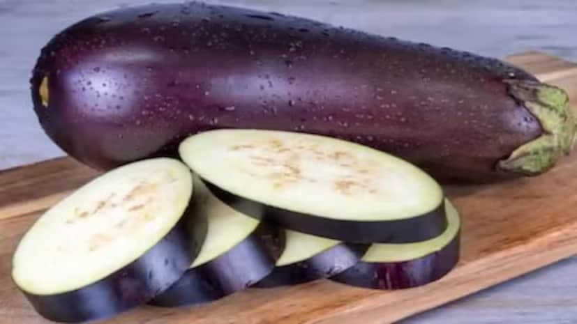 Avoid eating brinjal (eggplant) on Ashadhi Purnima. This time of the year sees a higher chance of insect infestation in the vegetable, which may lead to health concerns. For this reason, it is advised to stay away from it on Guru Purnima. (News18 Bengali) Avoid eating brinjal (eggplant) on Ashadhi Purnima. This time of the year sees a higher chance of insect infestation in the vegetable, which may lead to health concerns. For this reason, it is advised to stay away from it on Guru Purnima. (News18 Bengali)