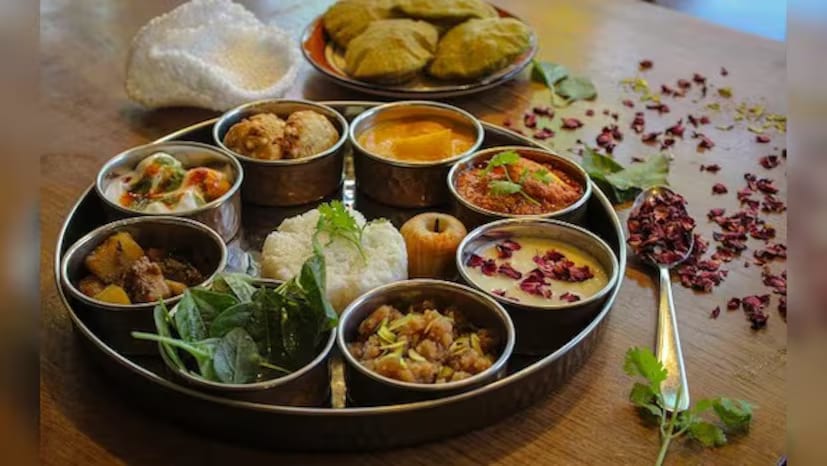On this day, it is advised to avoid non-vegetarian food and intoxicants. Instead, opt for sattvic (pure, vegetarian) food to maintain spiritual balance and purity. (News18 Bengali) On this day, it is advised to avoid non-vegetarian food and intoxicants. Instead, opt for sattvic (pure, vegetarian) food to maintain spiritual balance and purity. (News18 Bengali)