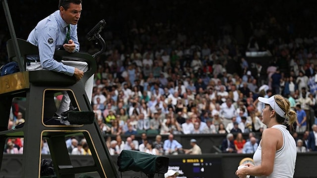 Pavlyuchenkova arguing with the match referee at Wimbledon (X)
