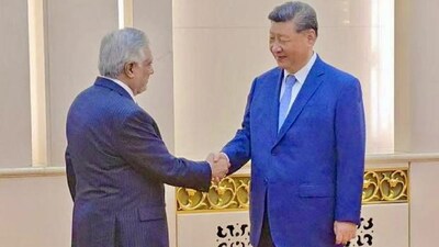 Pakistan Foreign Minister Ishaq Dar shakes hands with Chinese President Xi Jinping on the sidelines of the SCO Summit in Tianjin. (File pic: X) 