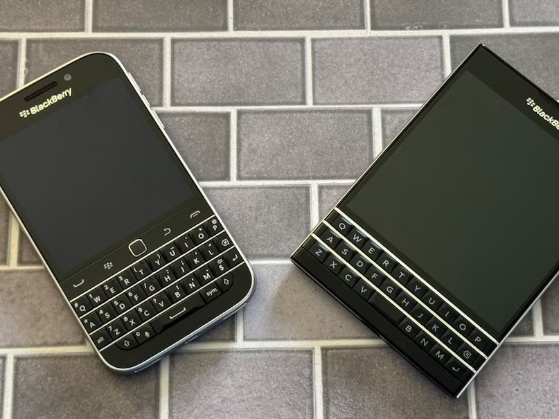 In 1999, RIM introduced its first device, the BlackBerry 850, which could send and receive emails. It proved to be a game-changer for business professionals and marked the company’s first major breakthrough. (News18 Hindi) In 1999, RIM introduced its first device, the BlackBerry 850, which could send and receive emails. It proved to be a game-changer for business professionals and marked the company’s first major breakthrough. (News18 Hindi)