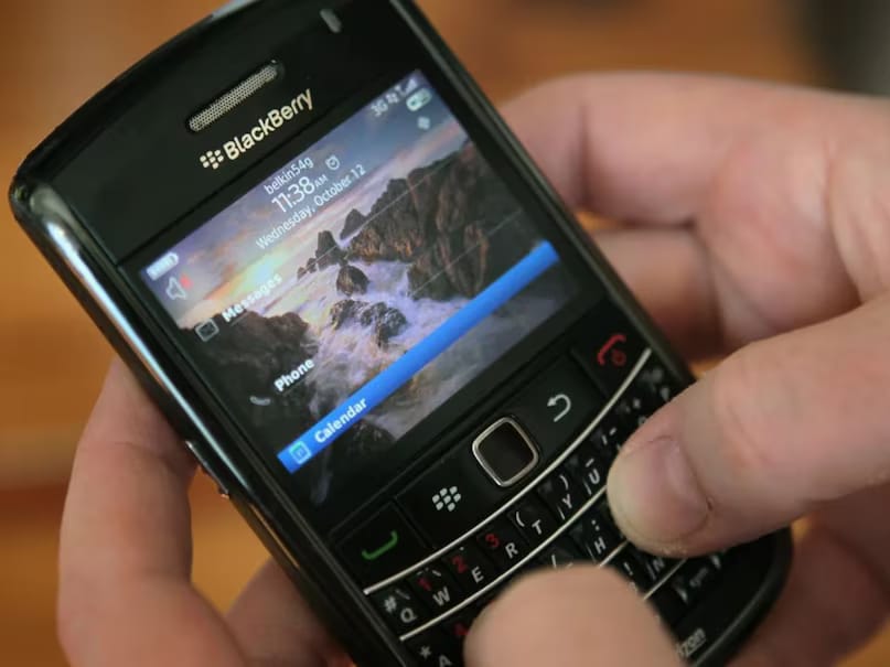 After facing sustained losses and shrinking market share, BlackBerry announced in 2016 that it would stop manufacturing mobile phones. It marked the end of an era. (News18 Hindi) After facing sustained losses and shrinking market share, BlackBerry announced in 2016 that it would stop manufacturing mobile phones. It marked the end of an era. (News18 Hindi)