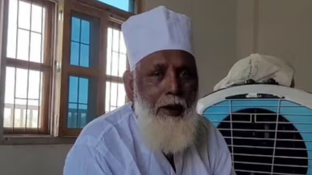 Changur Baba, portraying himself as a religious leader, referred to these youths as "spiritual servants". (News18 Hindi)