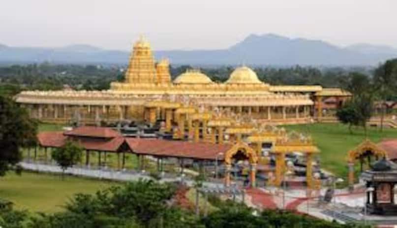 Located in the Sripuram Spiritual Park at the foothills of Malaikodi in Vellore, the temple is just 10 km from Vellore city, 120 km from Tirupati, and 145 km from Chennai. Spread over 100 acres, the temple was built under the guidance of the well-known spiritual leader Sri Sakthi Narayani Amma. Construction began around 2000 and was completed in 2007. (News18 Hindi) Located in the Sripuram Spiritual Park at the foothills of Malaikodi in Vellore, the temple is just 10 km from Vellore city, 120 km from Tirupati, and 145 km from Chennai. Spread over 100 acres, the temple was built under the guidance of the well-known spiritual leader Sri Sakthi Narayani Amma. Construction began around 2000 and was completed in 2007. (News18 Hindi)