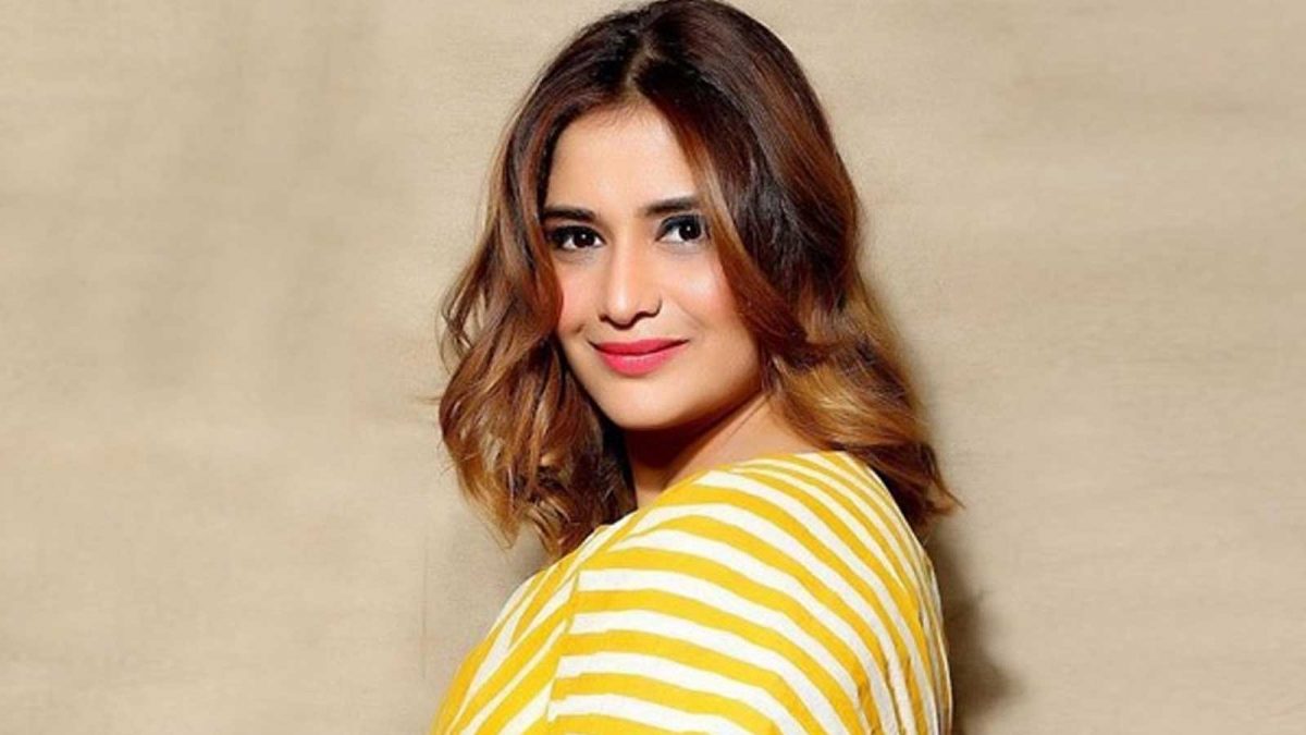 Arti Singh Dances to Iconic 80s Song, Celebrates Anniversary