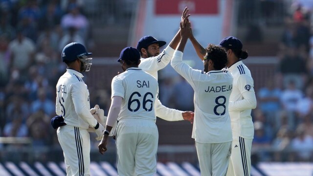 Indian cricket fans were disappointed by the team's ineffective bowling in the fourth Test against England. (AP photo)