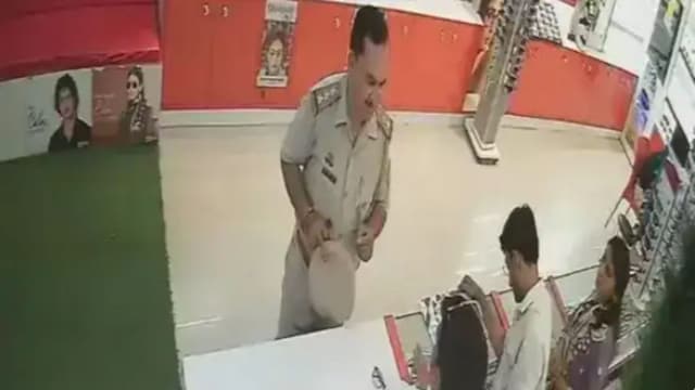 The incident occurred at an optical shop, ‘Chashma Point’, located in the Ramai Patti neighbourhood of Mirzapur. (Screengrab)