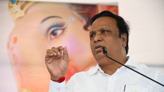 Ashish Shelar addressed a gathering of artisans, local leaders, and residents at Tambadshet, Raigad. (X)