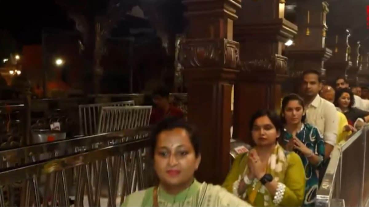 Devotees Flock To Shri Mahakaleshwar Jyotirlinga Temple In Ujjain On Day 1 Of Sawan | Watch