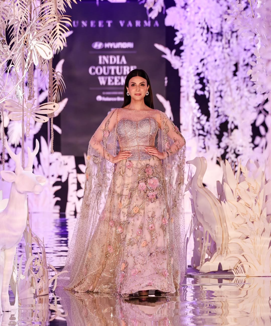Janhvi Kapoor To Akshay Kumar: These Bollywood Celebs Turned Heads As Showstoppers 