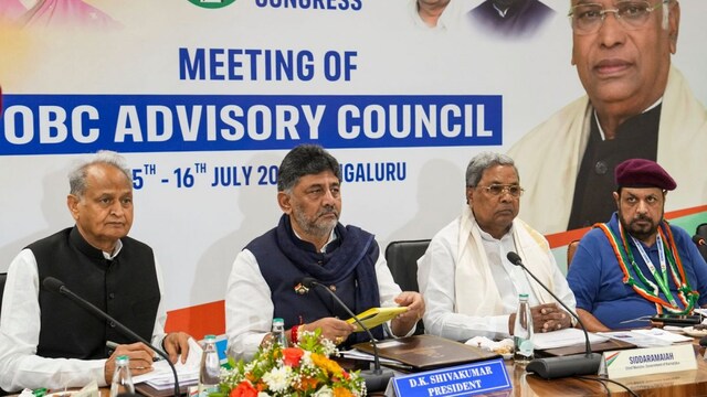  Karnataka Chief Minister Siddaramaiah with Deputy CM and state Congress President D K Shivakumar, party leader Ashok Gehlot and AICC OBC department Chairman Anil Jaihind in Bengaluru. (PTI)