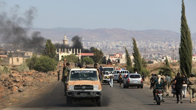 Syrian security forces take a position in the Mazraa area, near Sweida on July 14, 2025, following clashes between Bedouin tribes and local fighters in the predominantly Druze city. (AFP photo)
