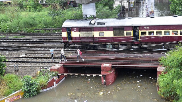 The incident occurred as the Varanasi Express passed between Bhurkunda and Patratu stations within the East Central Railway division. (Representative/PTI)