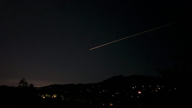 The clip shows the SpaceX Dragon spacecraft piercing the twilight sky like a glowing comet before splashing into the Pacific Ocean. (Image via X/@DJSnM)