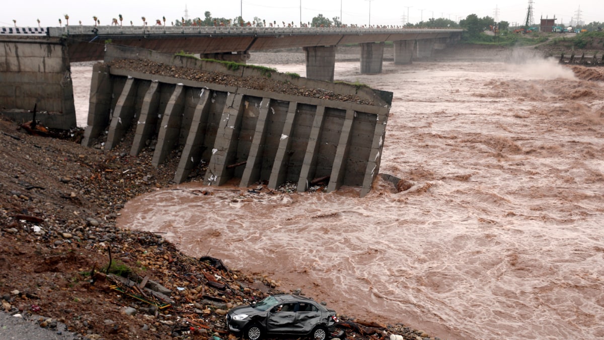 <div>J&K Rain Chaos: Jammu-Srinagar Highway Remains Closed, Orange Alert In Place Till Sept 1</div>