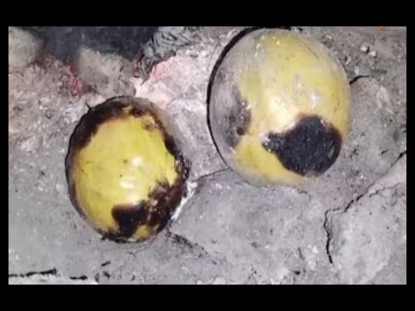 यह चटनी जोड़े रोटी, पराठा, या चावल के साथ आश्चर्यजनक रूप से, आपके भोजन में एक ताजा और टैंगी स्वाद जोड़ते हैं। यह सर्दियों और बरसात के मौसम के दौरान विशेष रूप से आदर्श है, जब अमरूद व्यापक रूप से उपलब्ध है। इन समयों के दौरान, जब जुकाम और खांसी आम होती है, तो भुना हुआ अमरूद भी श्वसन असुविधा को शांत करने में मदद करने के लिए माना जाता है। (News18 हिंदी)