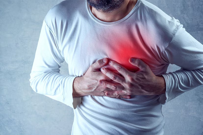 Doctors caution that during a heart attack, the earliest signs include profuse sweating, difficulty breathing, and chest discomfort. The patient may feel pressure in the chest, suffocation, or cold sensations. (News18 Bengali) Doctors caution that during a heart attack, the earliest signs include profuse sweating, difficulty breathing, and chest discomfort. The patient may feel pressure in the chest, suffocation, or cold sensations. (News18 Bengali)