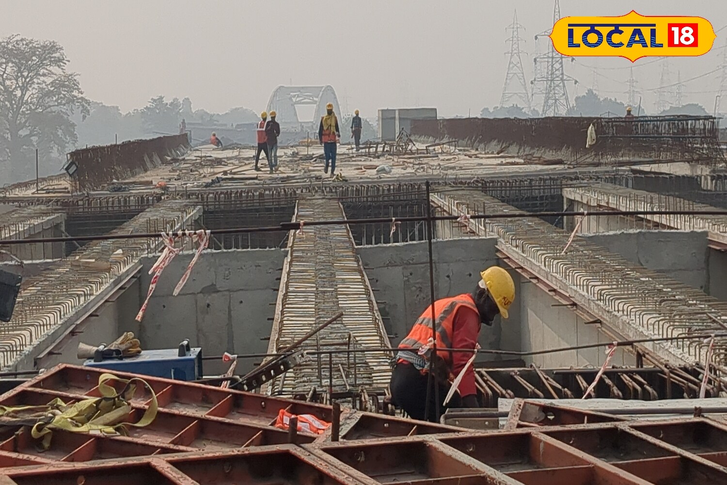 The 39-metre-wide deck features three-lane carriageways of 13 metres each on both sides. Along with this, 1.5-metre-wide footpaths have also been constructed on both flanks, ensuring pedestrian access alongside the heavy vehicular movement. (News18 Hindi)