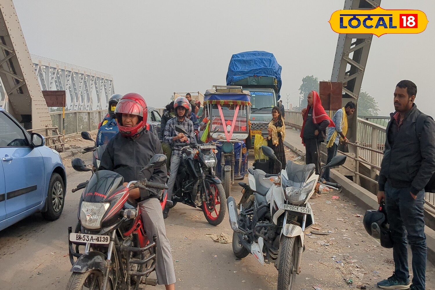Over the decades, however, the 65-year-old structure began to show signs of aging. With rising traffic and mounting maintenance costs, the need for a modern alternative became pressing. To address this, a new parallel bridge has been constructed, designed to cater to the demands of present-day traffic and ensure safer, faster travel for commuters. (News18 Hindi)