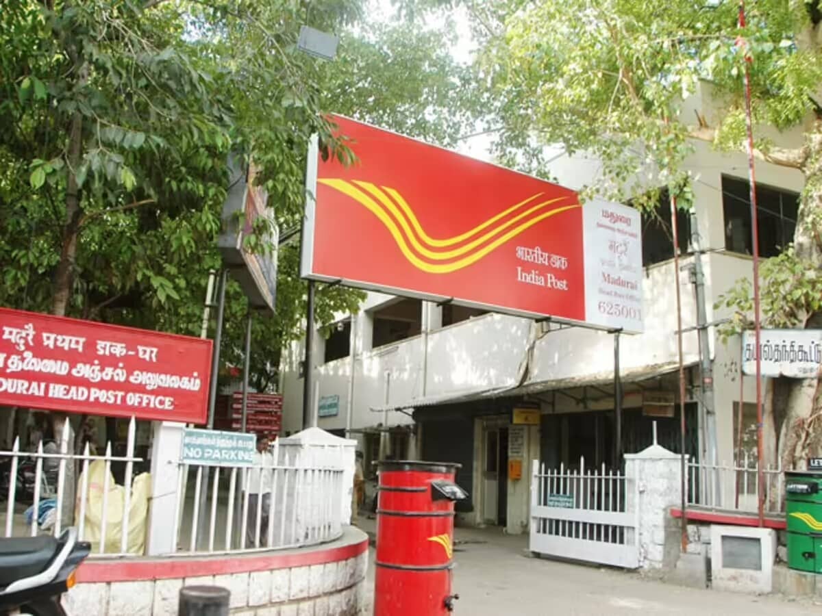 वर्तमान में, पोस्ट ऑफिस में आवर्ती जमा (आरडी), टाइम डिपॉजिट (टीडी), मासिक आय योजना (एमआईएस), वरिष्ठ नागरिक बचत योजना (एससीएसएस), पब्लिक प्रोविडेंट फंड (पीपीएफ), सुकन्या समृद्धि अकाउंट (एसएसए) और किसान विकास पटरा (केवीपी) सहित कई लोकप्रिय योजनाएं चलती हैं। इनमें से, टाइम डिपॉजिट या एफडी स्कीम अपनी आकर्षक ब्याज दरों के लिए बाहर है। (News18 तेलुगु)