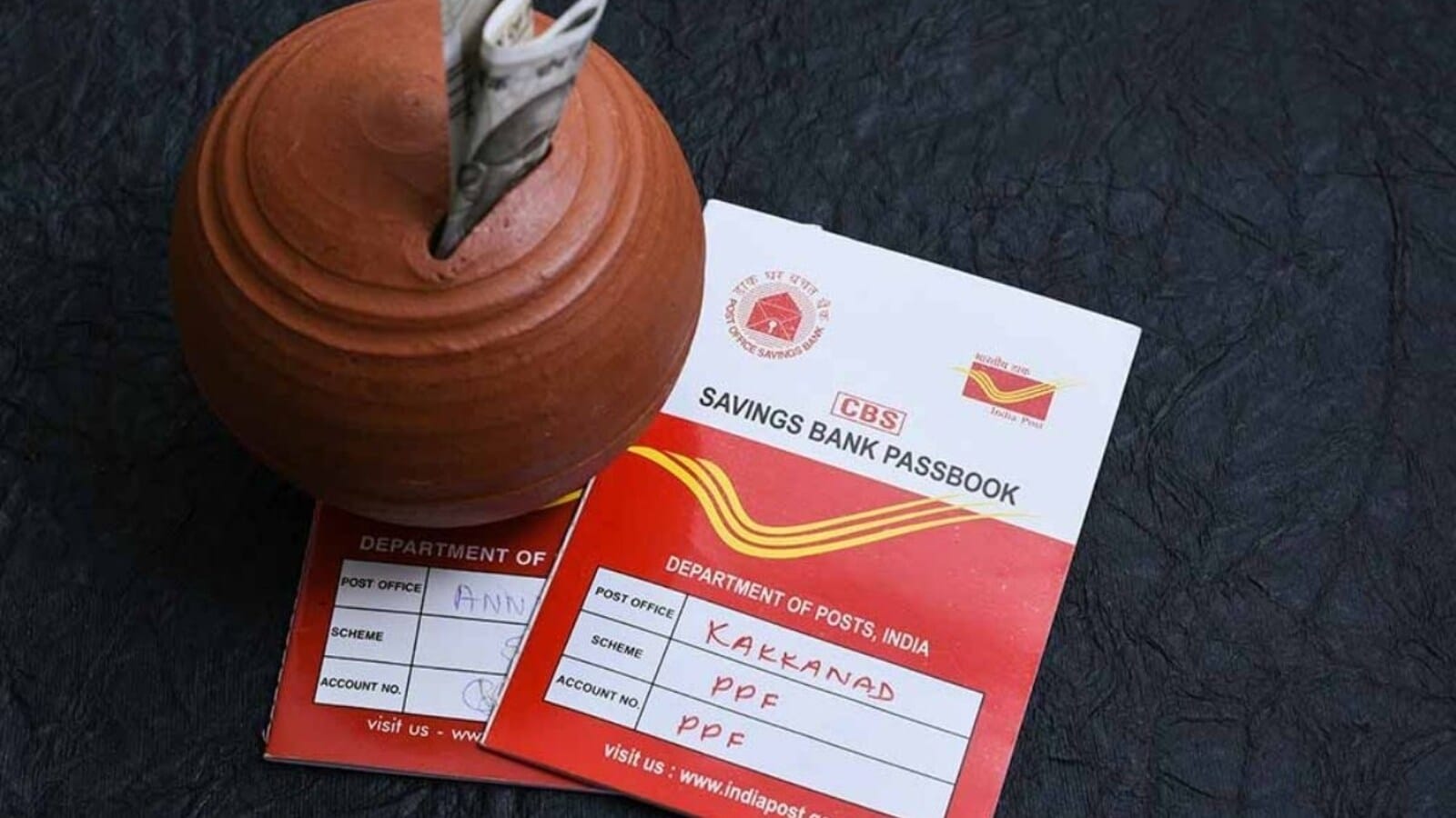 निवेशक 1, 2, 3 या 5 साल के लिए पैसा जमा करना चुन सकते हैं। पोस्ट ऑफिस वर्तमान में एक साल के एफडी पर 6.9% ब्याज, दो साल के एफडी पर 7%, तीन साल के एफडी पर 7.1% और पांच साल के एफडी पर एक बम्पर 7.5% प्रदान करता है। अधिकांश बैंकों की तुलना में, ये दरें अधिक फायदेमंद हैं, जिससे डाकघर एक पसंदीदा विकल्प बन जाता है। (News18 तेलुगु)