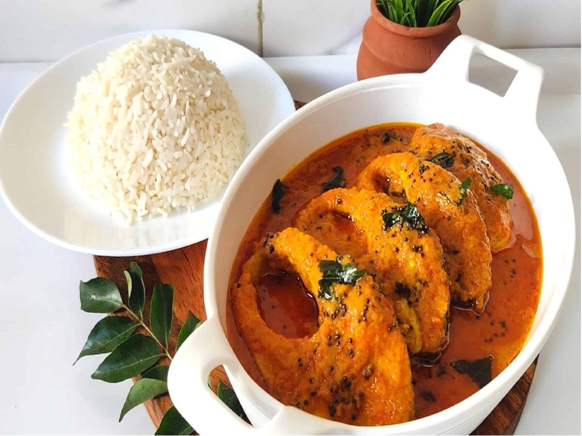 Fish is a powerhouse of nutrients and an excellent source of protein. Different types of fish can be classified based on their habitat, fat content, and nutritional value. For instance, freshwater fish include Rui, Katla, Koi, and Puti, while Rupchanda, Laitta, Bhetki, and Hilsa are saltwater fish. Low-fat options include Magur, Taki, and Sing, whereas high-fat fish include Pangas, Chital, Bhetki, and Hilsa. While fish is undeniably beneficial, not all varieties are equally healthy. (News18 Bengali) Fish is a powerhouse of nutrients and an excellent source of protein. Different types of fish can be classified based on their habitat, fat content, and nutritional value. For instance, freshwater fish include Rui, Katla, Koi, and Puti, while Rupchanda, Laitta, Bhetki, and Hilsa are saltwater fish. Low-fat options include Magur, Taki, and Sing, whereas high-fat fish include Pangas, Chital, Bhetki, and Hilsa. While fish is undeniably beneficial, not all varieties are equally healthy. (News18 Bengali)