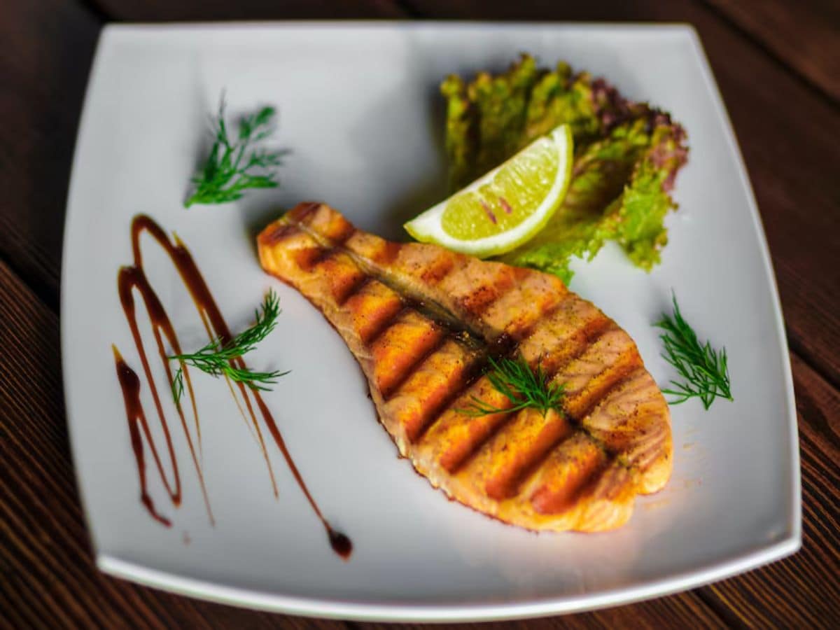 Despite the health benefits of fish, some varieties pose significant risks due to high levels of mercury or contamination. Excess mercury accumulation can lead to heart disease, high cholesterol, cancer, and neurological issues, including paralysis. Here are a few fish that should be consumed with caution. (News18 Bengali) Despite the health benefits of fish, some varieties pose significant risks due to high levels of mercury or contamination. Excess mercury accumulation can lead to heart disease, high cholesterol, cancer, and neurological issues, including paralysis. Here are a few fish that should be consumed with caution. (News18 Bengali)