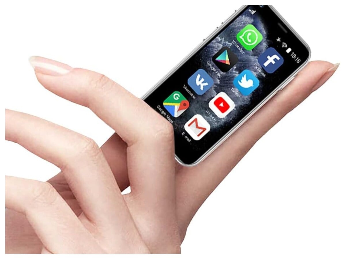 In an age where big-screen smartphones dominate pockets and palms, compact feature phones still manage to hold their ground. While tech giants from Apple to Samsung compete to deliver larger displays and immersive viewing experiences, there was a time when mobile phones were designed to be as small and light as possible. (News18 Hindi) In an age where big-screen smartphones dominate pockets and palms, compact feature phones still manage to hold their ground. While tech giants from Apple to Samsung compete to deliver larger displays and immersive viewing experiences, there was a time when mobile phones were designed to be as small and light as possible. (News18 Hindi)