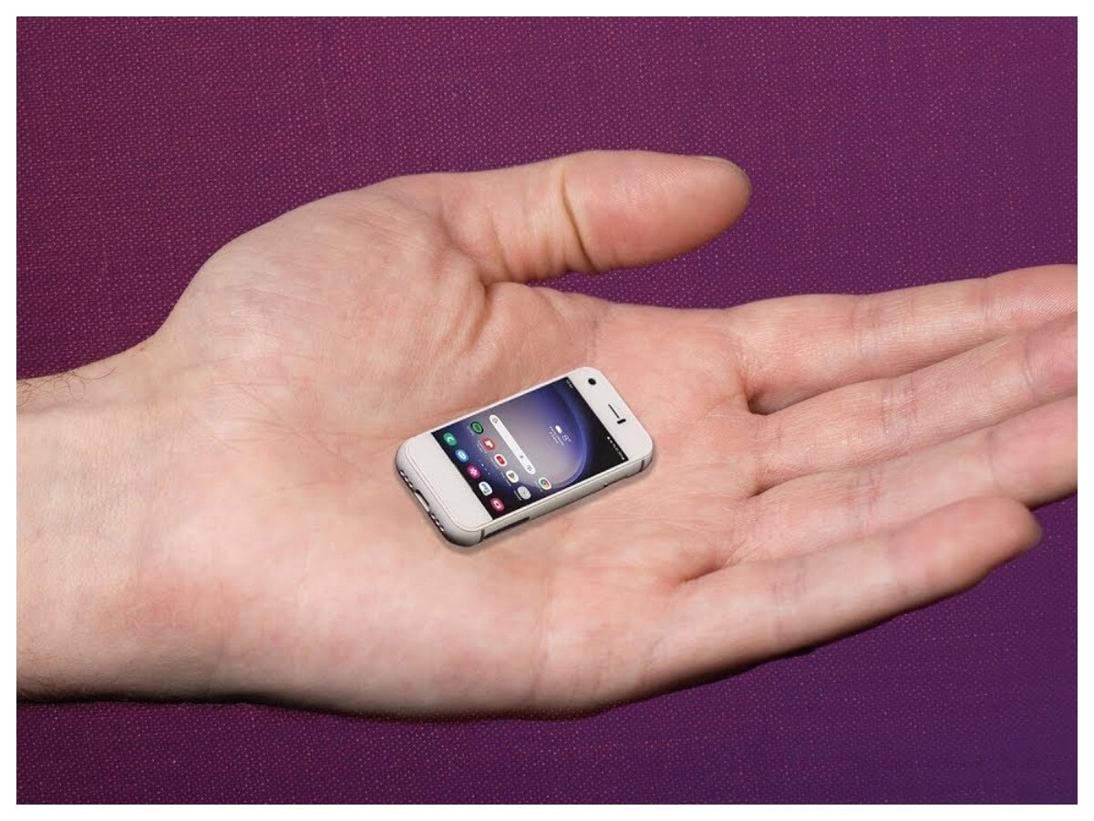 Even today, a niche group of users continues to embrace these mini mobiles for their portability, simplicity, and unconventional charm. Despite their tiny frames, many of these devices pack surprising features such as calling, messaging, cameras, and even internet access. Here’s a look at five of the world’s smallest yet most fascinating mobile phones. (News18 Hindi) Even today, a niche group of users continues to embrace these mini mobiles for their portability, simplicity, and unconventional charm. Despite their tiny frames, many of these devices pack surprising features such as calling, messaging, cameras, and even internet access. Here’s a look at five of the world’s smallest yet most fascinating mobile phones. (News18 Hindi)