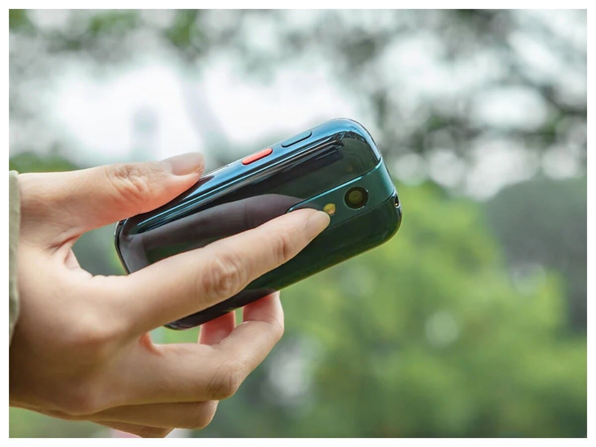 Unihertz Jelly 2: Touted as the world’s smallest 4G smartphone, the Unihertz Jelly 2 packs advanced features into a 3-inch screen. Running on Android 11, it comes with 6GB RAM, 128GB storage, face unlock, GPS, camera, Wi-Fi and Google Play Store access. Weighing only 110 grams, it feels tiny in hand but works like a full-fledged smartphone. (News18 Hindi) Unihertz Jelly 2: Touted as the world’s smallest 4G smartphone, the Unihertz Jelly 2 packs advanced features into a 3-inch screen. Running on Android 11, it comes with 6GB RAM, 128GB storage, face unlock, GPS, camera, Wi-Fi and Google Play Store access. Weighing only 110 grams, it feels tiny in hand but works like a full-fledged smartphone. (News18 Hindi)