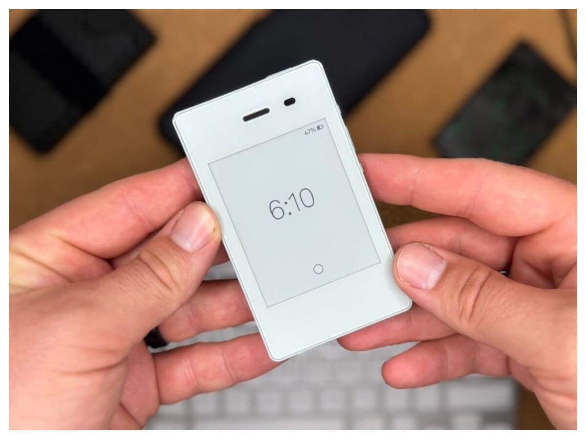Light Phone 2: The Light Phone 2 is designed for minimalists who want to break away from digital distractions. It supports only essential functions such as calls and messages, with an e-ink display and 4G connectivity. Free of social media, games or apps, this phone offers a premium design, compact size and long battery life. (News18 Hindi) Light Phone 2: The Light Phone 2 is designed for minimalists who want to break away from digital distractions. It supports only essential functions such as calls and messages, with an e-ink display and 4G connectivity. Free of social media, games or apps, this phone offers a premium design, compact size and long battery life. (News18 Hindi)